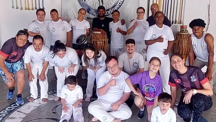 Participantes da ADAPTE reunidos após atividade de capoeira