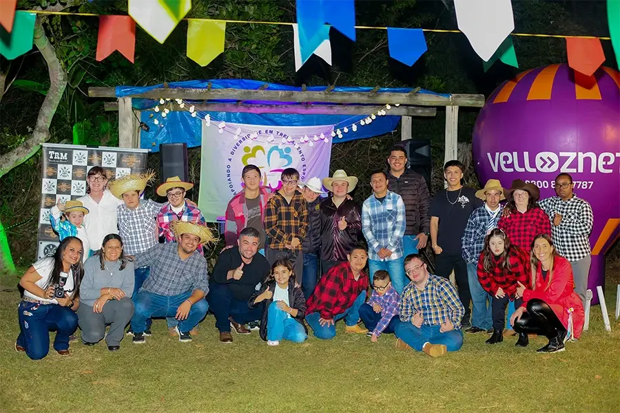 Participantes, familiares e equipe da ADAPTE reunidos
