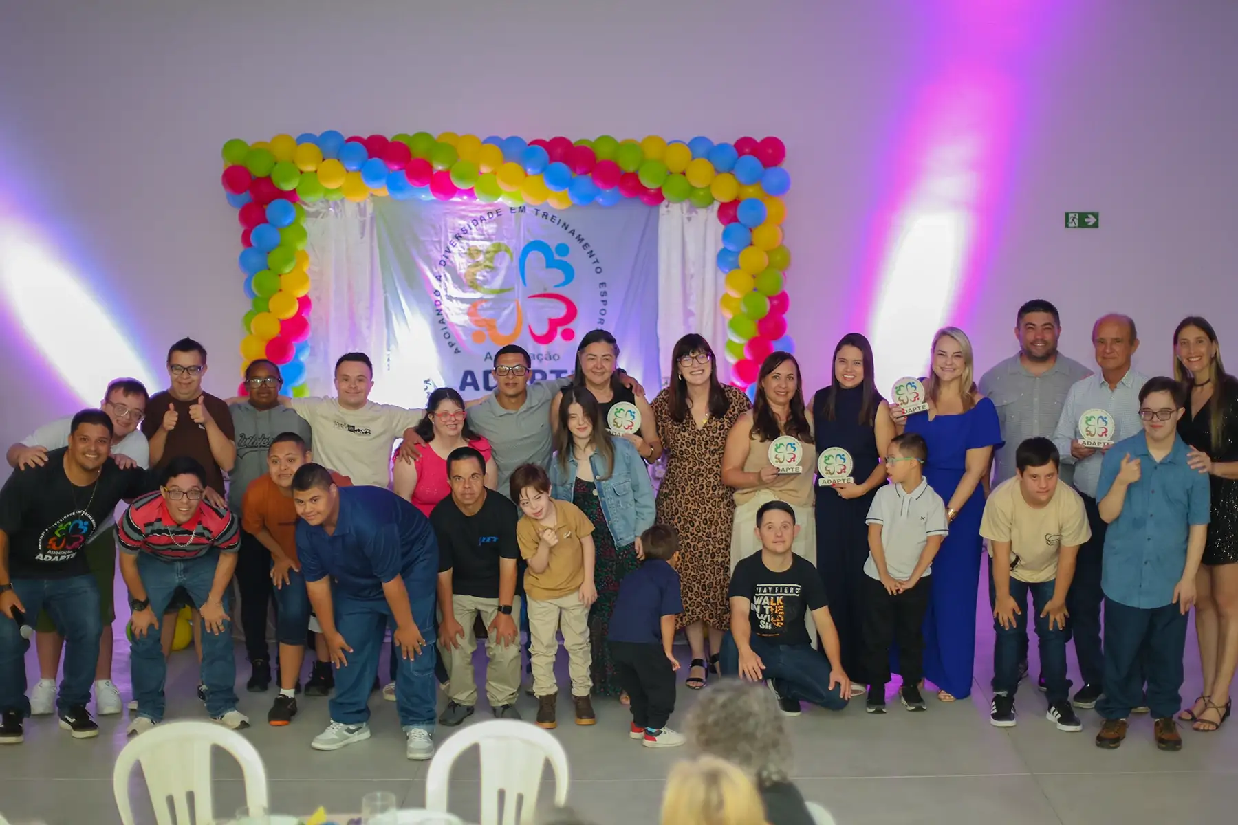 Participantes e apoiadores da ADAPTE em um evento institucional