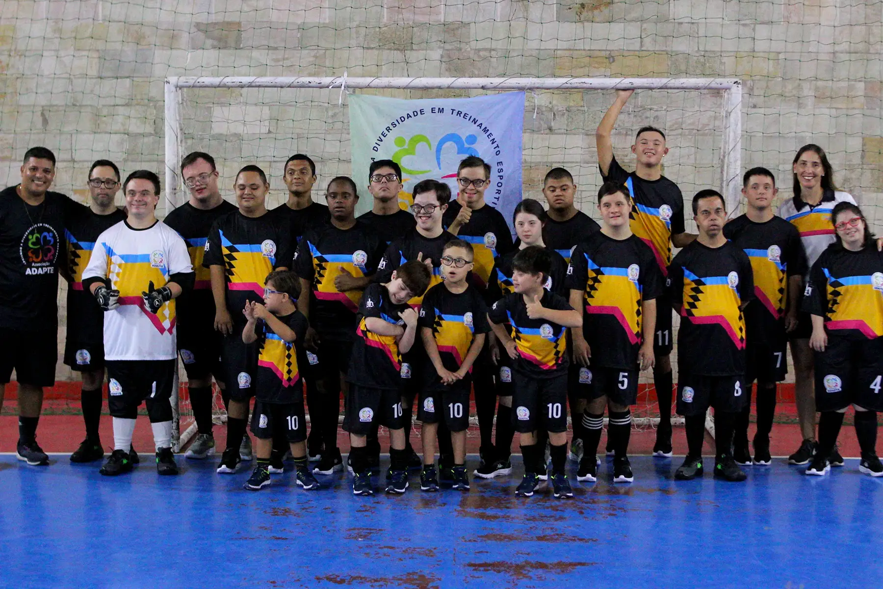 Equipe de Futsal Down da ADAPTE reunida em uma quadra