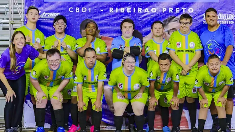 Equipe de Futsal Down da ADAPTE reunida em uma competição