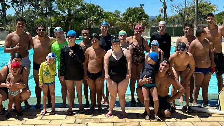 Participantes da ADAPTE reunidos à beira da piscina