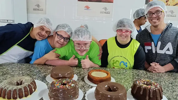 Participantes da oficina de padaria artesanal com bolos preparados